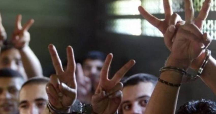 5 أسرى يواصلون إضرابهم عن الطعام احتجاجًا على الاعتقال الإداري