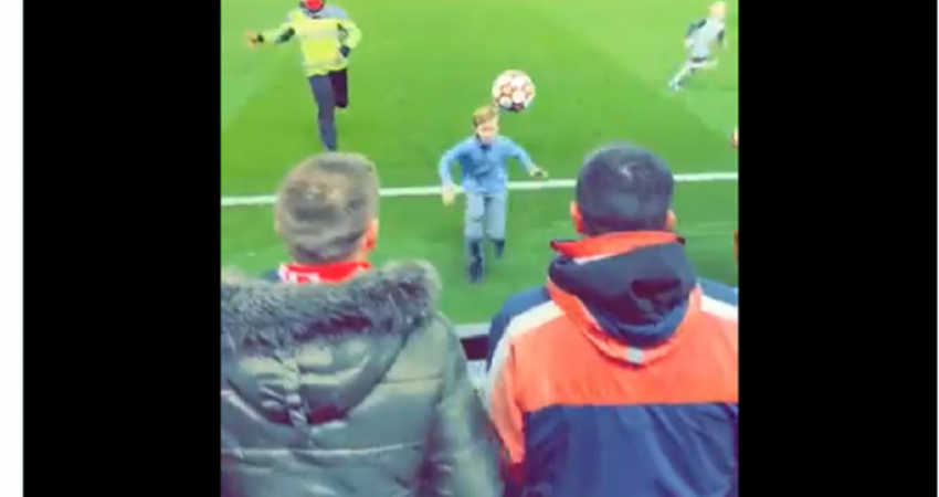 طفل صغير يقتحم ملعب مباراة ليفربول ضد بورتو ويسرق كرة دوري الأبطال