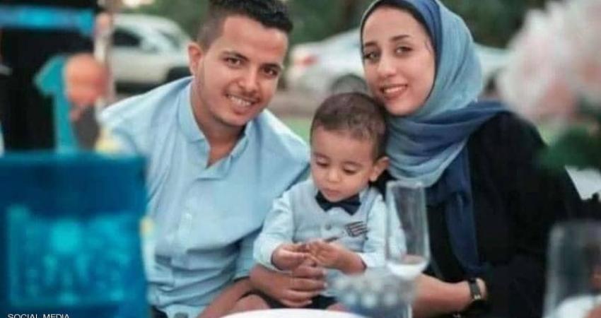 الصحفية الراحلة رشا الحرازي مع زوجها وطفلهما