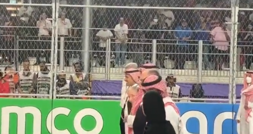 مقطع متداول لردة فعل محمد بن سلمان على كلام أحد جماهير الفورمولا وان