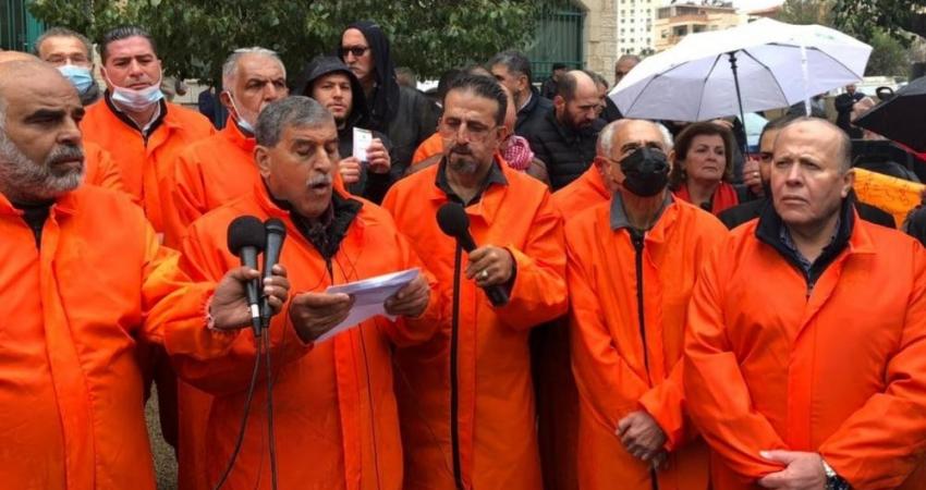 نشطاء الرأي يعتصمون أمام محكمة الصلح برام الله رفضًا لمحاكمتهم