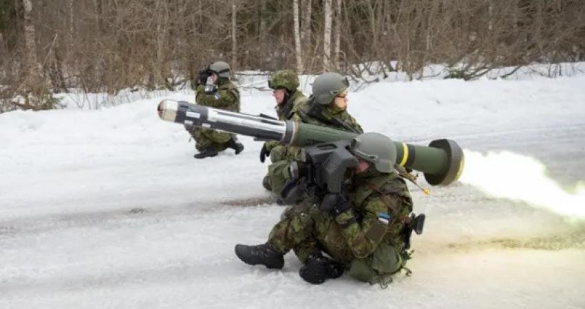 صواريخ جافلين في أيدي الجيش الأوكراني