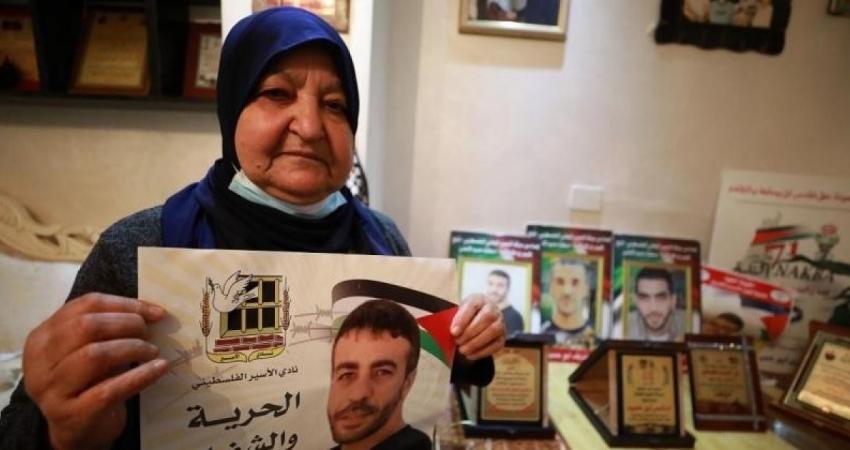 والدة الأسير ناصر أبو حميد تشرع بإضراب مفتوح عن الطعام