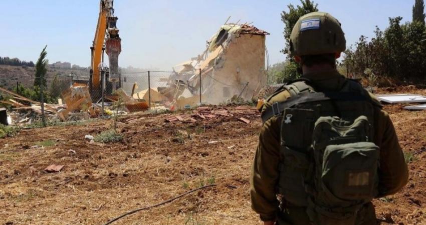 الاحتلال يُجبر فلسطينييْن على هدم منشأة ومنزل في القدس
