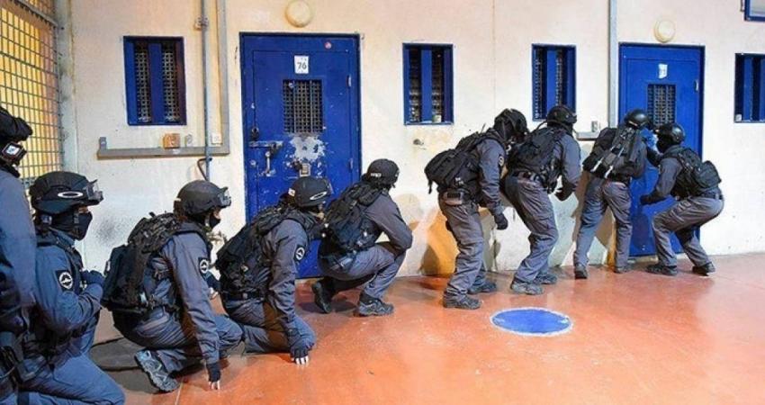 نادي الأسير: الأسرى يُغلقون كافة الأقسام داخل السجون