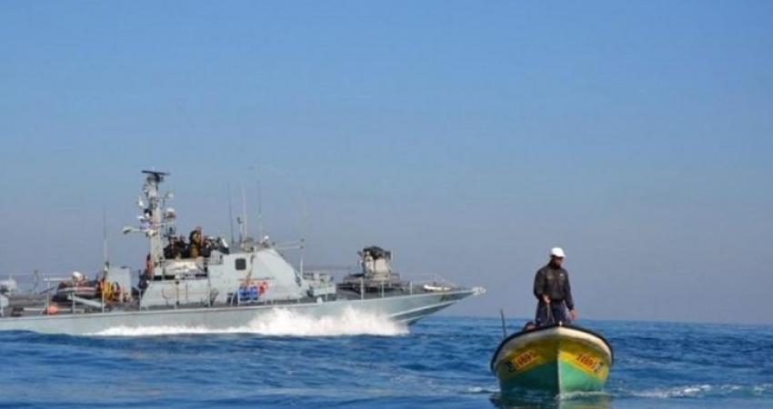 بحرية الاحتلال تهاجم مركب صيد شمال غزة وتعتقل 7 صيادين