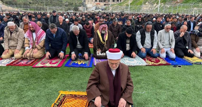 مئات المقدسيون يؤدون صلاة الجمعة في ملعب جبل المكبر
