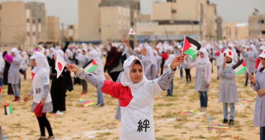 أطفال غزة يُطلقون طائرات ورقية في ذكرى "تسونامي اليابان"