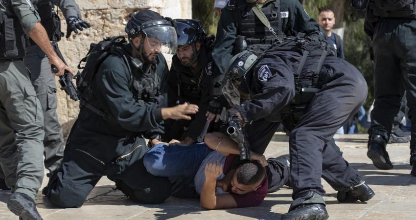 الاحتلال يعتقل شابين بعد الاعتداء عليهما في القدس