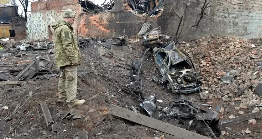 جندي أوكراني يراقب آثار القصف الروسي في خاركيف.