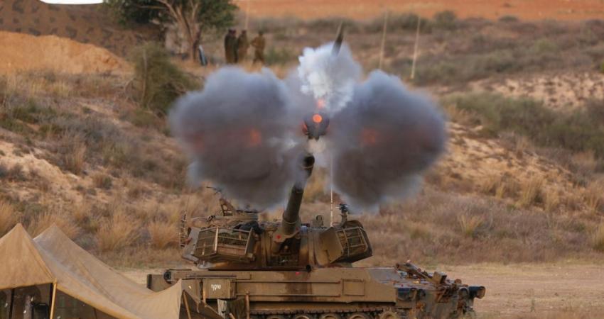 دبابة تطلق قذيفة باتجاه مزارعي غزة