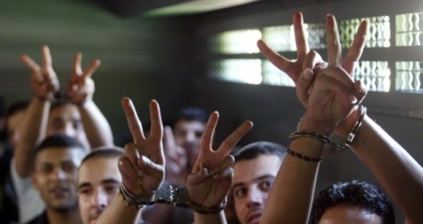 الفصائل الفلسطينية تُعقِّب على قرار تعليق إضراب الأسرى المقرر غدًا