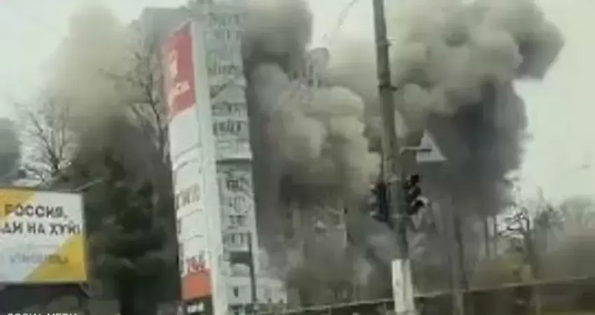 مشهد لصاروخ بالستي يضرب وسط المدينة.. روسيا تهاجم أوديسا