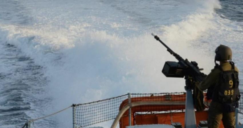 زوارق الاحتلال تطارد مراكب صيد في بحر خانيونس