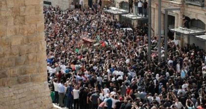 عشرات آلاف الفلسطينيين يشيعون الصحفية شيرين ابو عاقلة