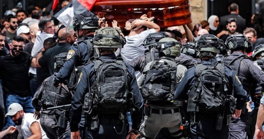 خيبة أمل إسرائيلية من "الغباء" بالتعامل مع جنازة أبو عاقلة