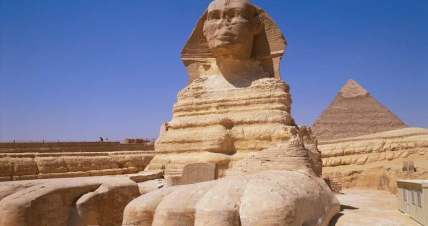 تمثال "أبو الهول" يثير ضجة في مصر بعد انتشار فيديو له "نائما"