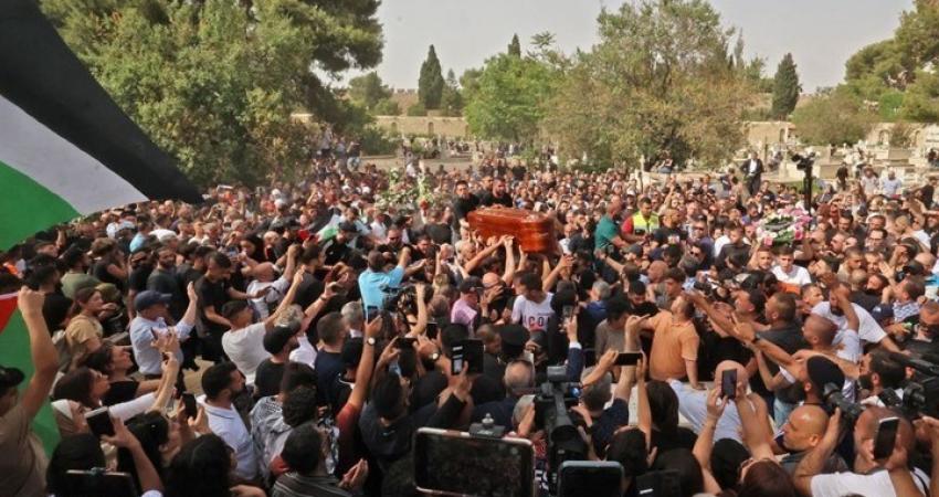 تقدير إسرائيلي: جنازة أبو عاقلة أظهرت ضعفنا وخوفنا من "العلم"
