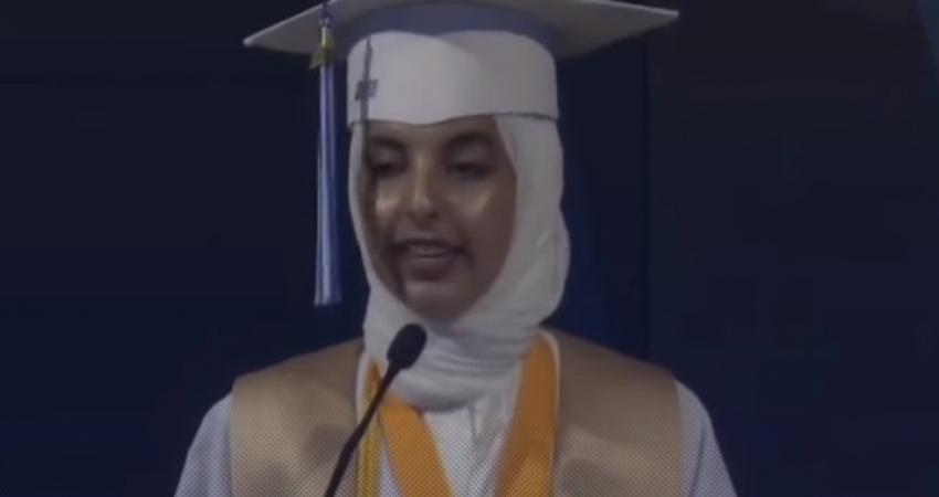 طالبة كويتية تذكر باحتلال فلسطين والأقصى بحفل تخرجها