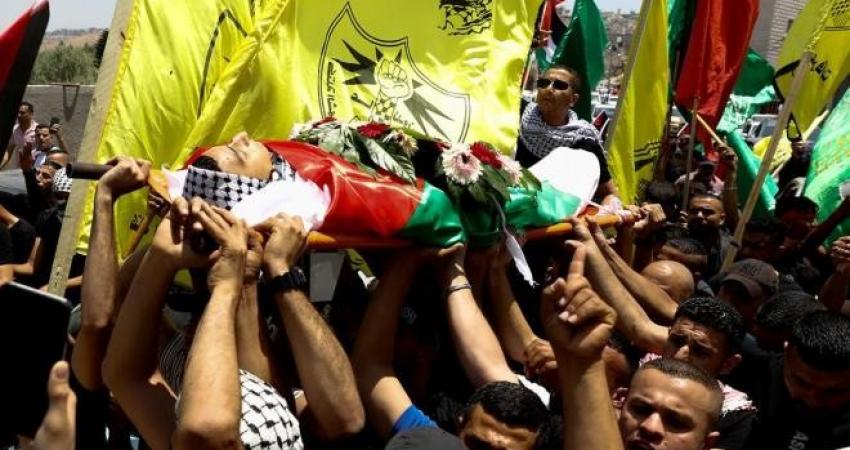 الاحتلال يعتدي على المشاركين بتشييع جثمان الطفل عودة صدقة في رام الله