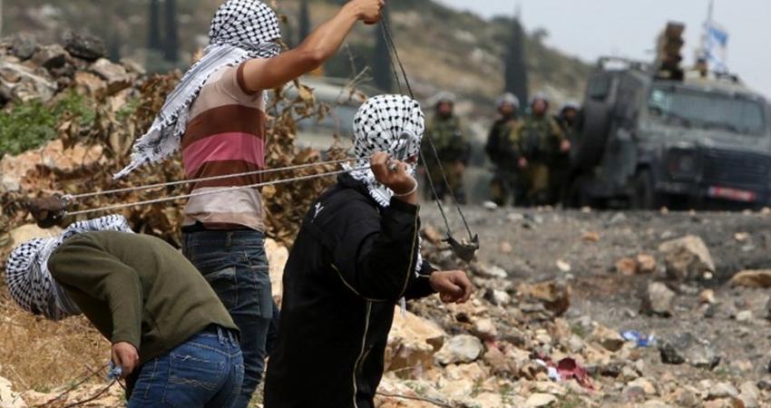 راشقو الحجارة الفلسطينيين يهددون الائتلاف الإسرائيلي الحاكم