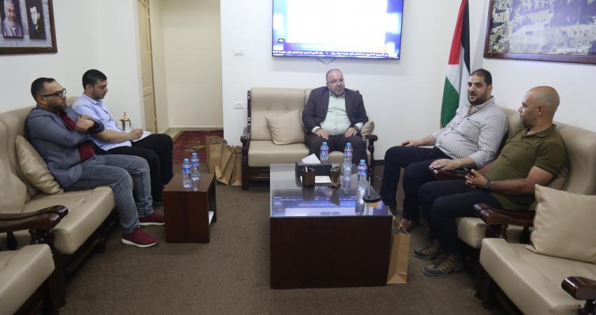 جانب من زيارة وكالة "فلسطين الآن" للدائرة الإعلامية لحركة "حماس"