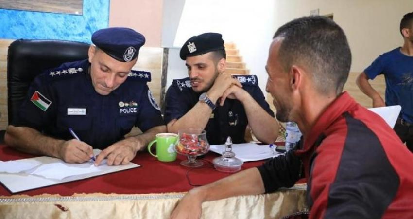 مدير عام شرطة المرور بغزة يستمع لتظلمات المواطنين ويحل مشاكلهم