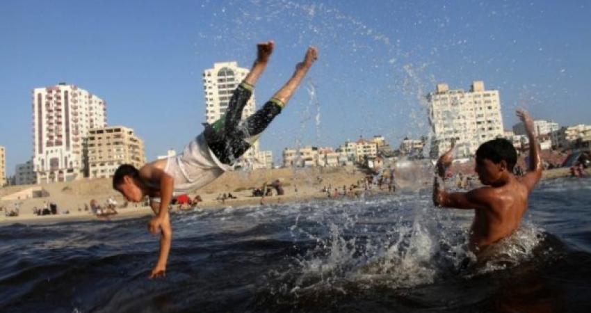 بلدية غزة تصدر تنويهاً للمواطنين بشأن السباحة في المناطق الصخرية