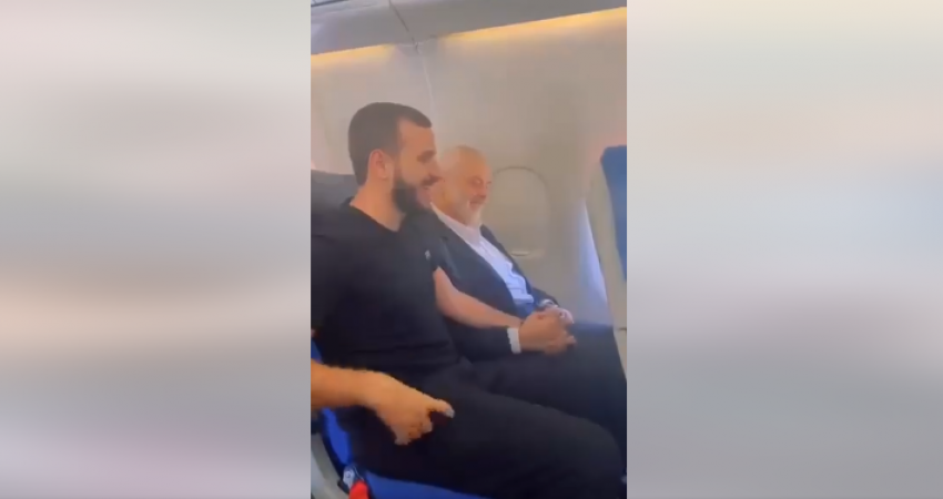 فلسطيني من لبنان يبكي لجلوسه بجانب قائد حماس في الطائرة