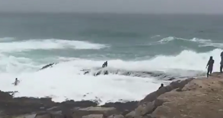 أمواج البحر تسحب عائلة مكونة من 5 أشخاص في عمان