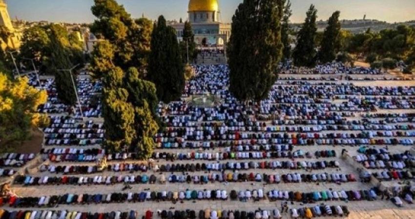 50 ألفًا يؤدّون صلاة الجمعة في المسجد الأقصى