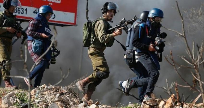 الاحتلال يعتقل 13 صحفيًا فلسطينيًا في سجونه