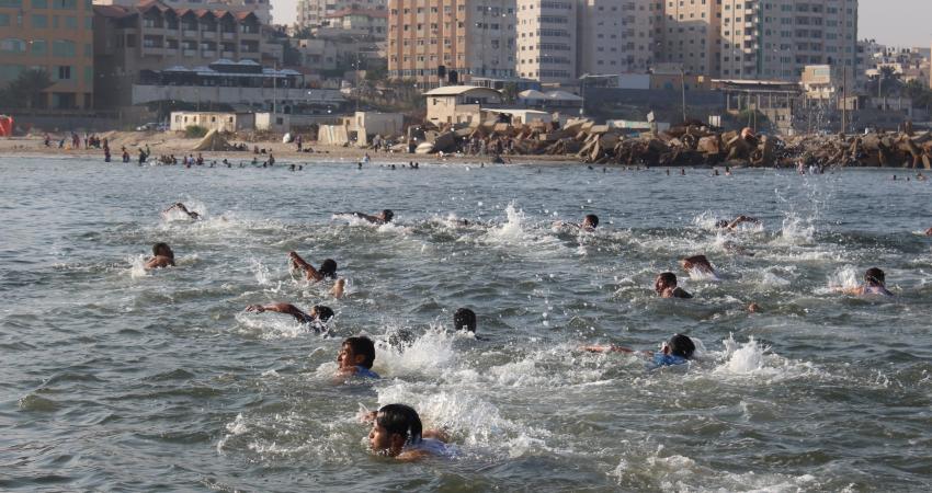 بلدية غزة تحذر من السباحة في البحر