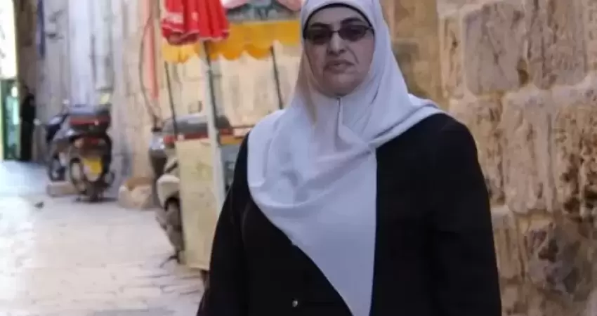 الاحتلال يمنع المرابطة زينة عمرو من السفر