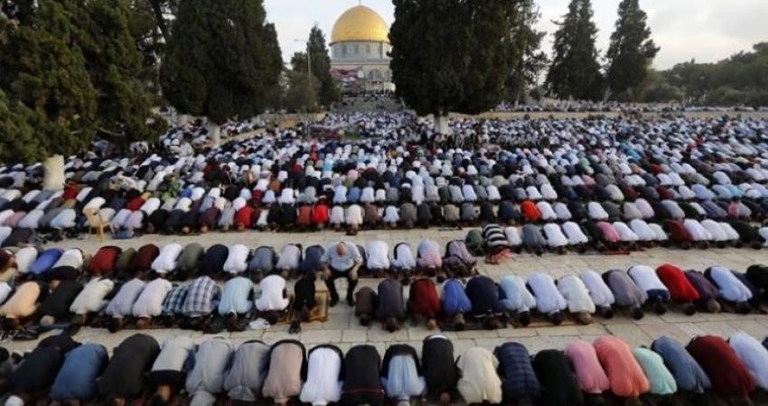 عشرات الآلاف يؤدون صلاة الجمعة في المسجد الأقصى