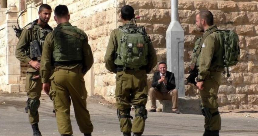 الاحتلال يعتقل فلسطينياً من مدينة الخليل