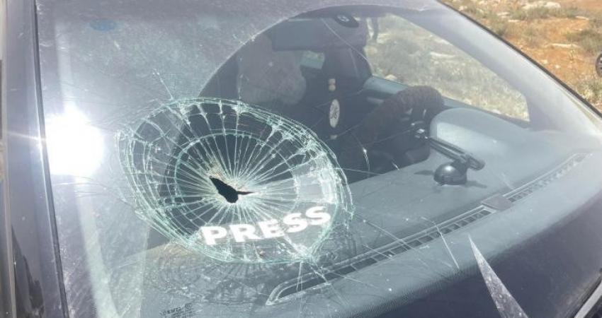 مستوطنون يهاجمون مركبات المواطنين جنوب نابلس