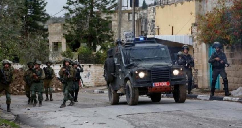 الاحتلال يعتقل شابين ويمنع آخرَ من دخول منزله بالخليل