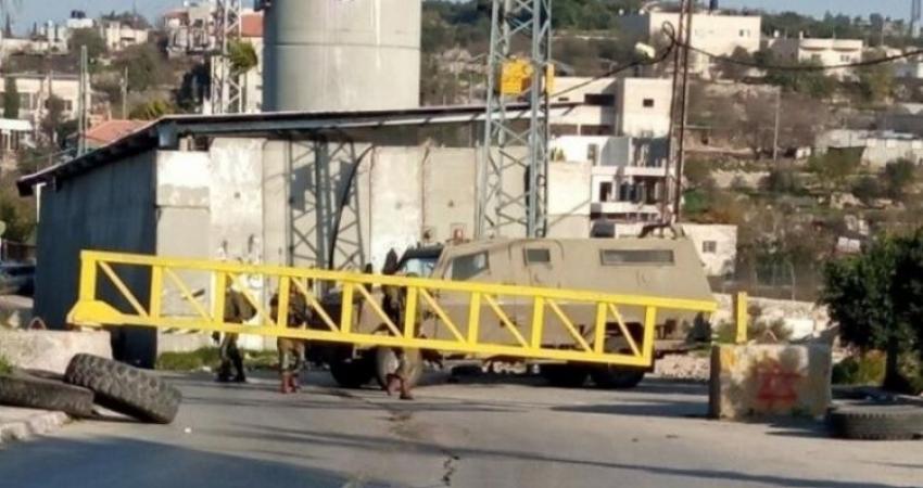 الاحتلال يغلق مدخل قرية أم صفا شمال غرب رام الله