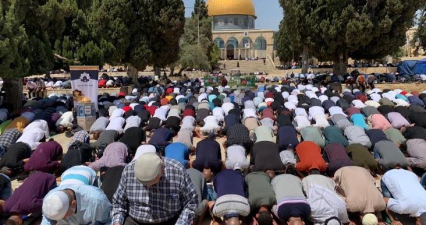 50 ألف مصل يؤدون الجمعة في "الأقصى"