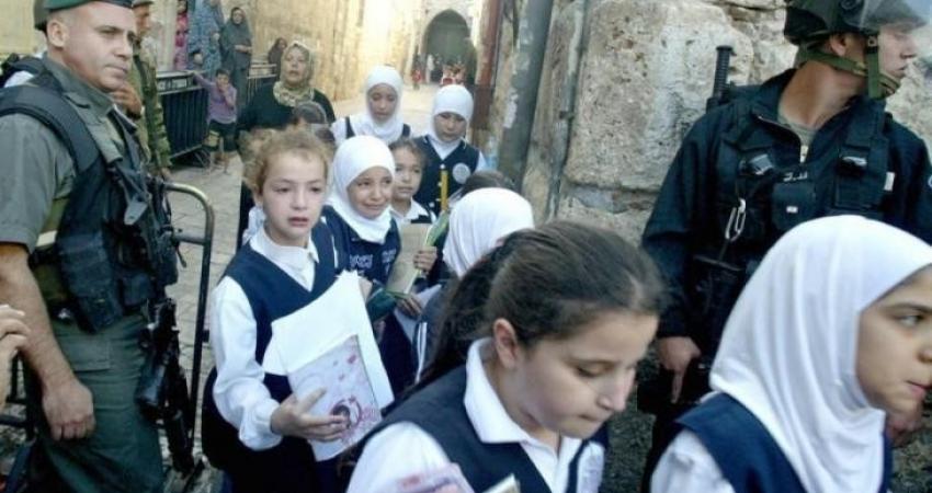 توزيع المنهاج الفلسطيني على طلبة مدارس في القدس