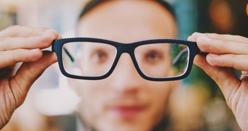 نظارات ذكية تساعد الصم على قراءة المحادثات حولهم