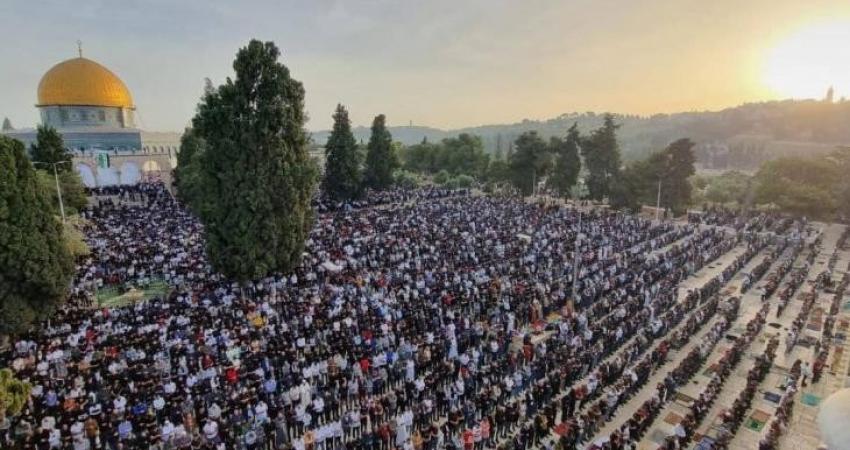 50 ألف مصلٍّ يؤدون صلاة الجمعة في "الأقصى"