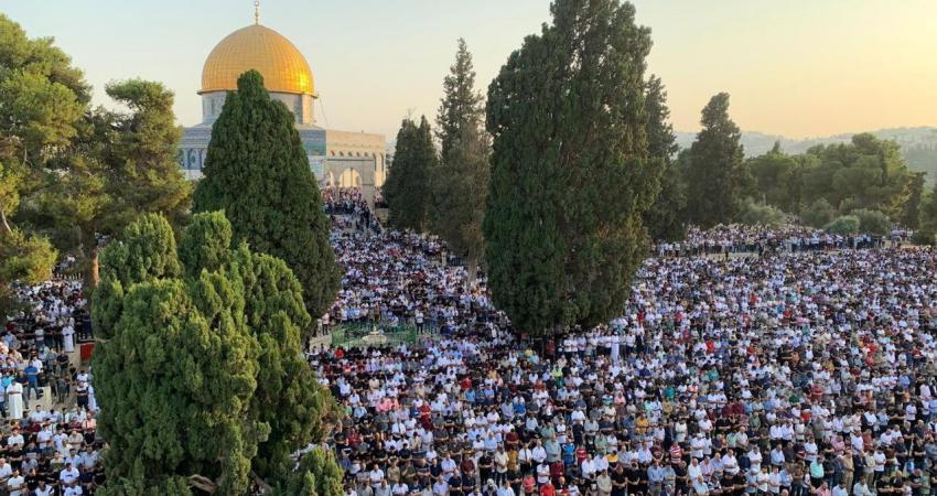 عشرات آلاف المصلين يؤدون صلاة الجمعة في المسجد الأقصى
