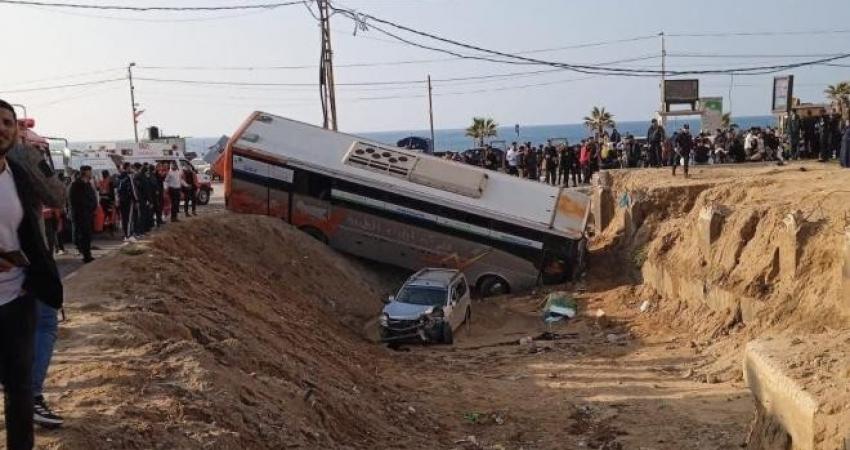 10 إصابات جرّاء سقوط حافلة ركاب في حفرة كبيرة غرب غزة