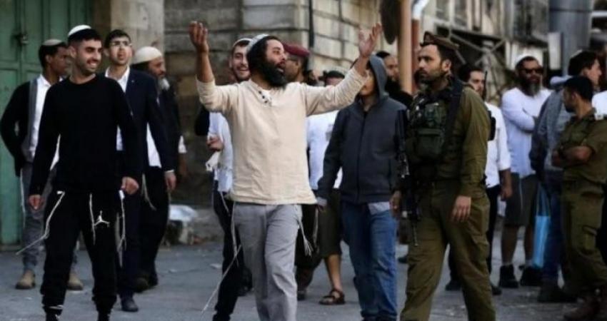 مستوطنون يعتدون على المواطنين وسط الخليل