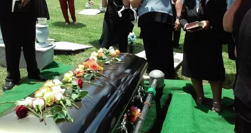 رجل يزيف خبر وفاته لمعرفة من سيحضر جنازته