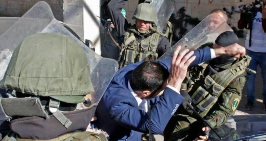 السلطة تواصل انتهاكاتها بالضفة وتستدعي ناشطًا وطالبًا من نابلس
