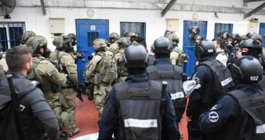 الاحتلال ينفذ عمليات قمع واسعة بحق الأسرى المنقولين