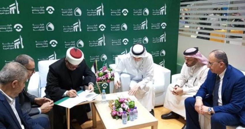 وزير الأوقاف يوقع اتفاقيات خدمات الحج